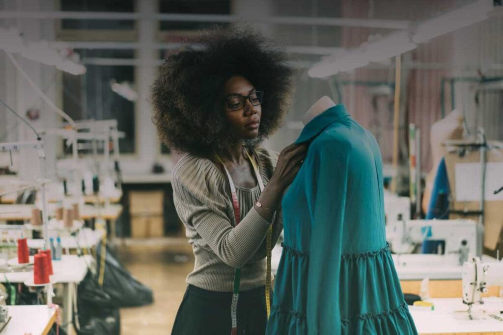 Moda e precarietà: cosa c’è davvero dietro le quinte del lavoro nel settore
