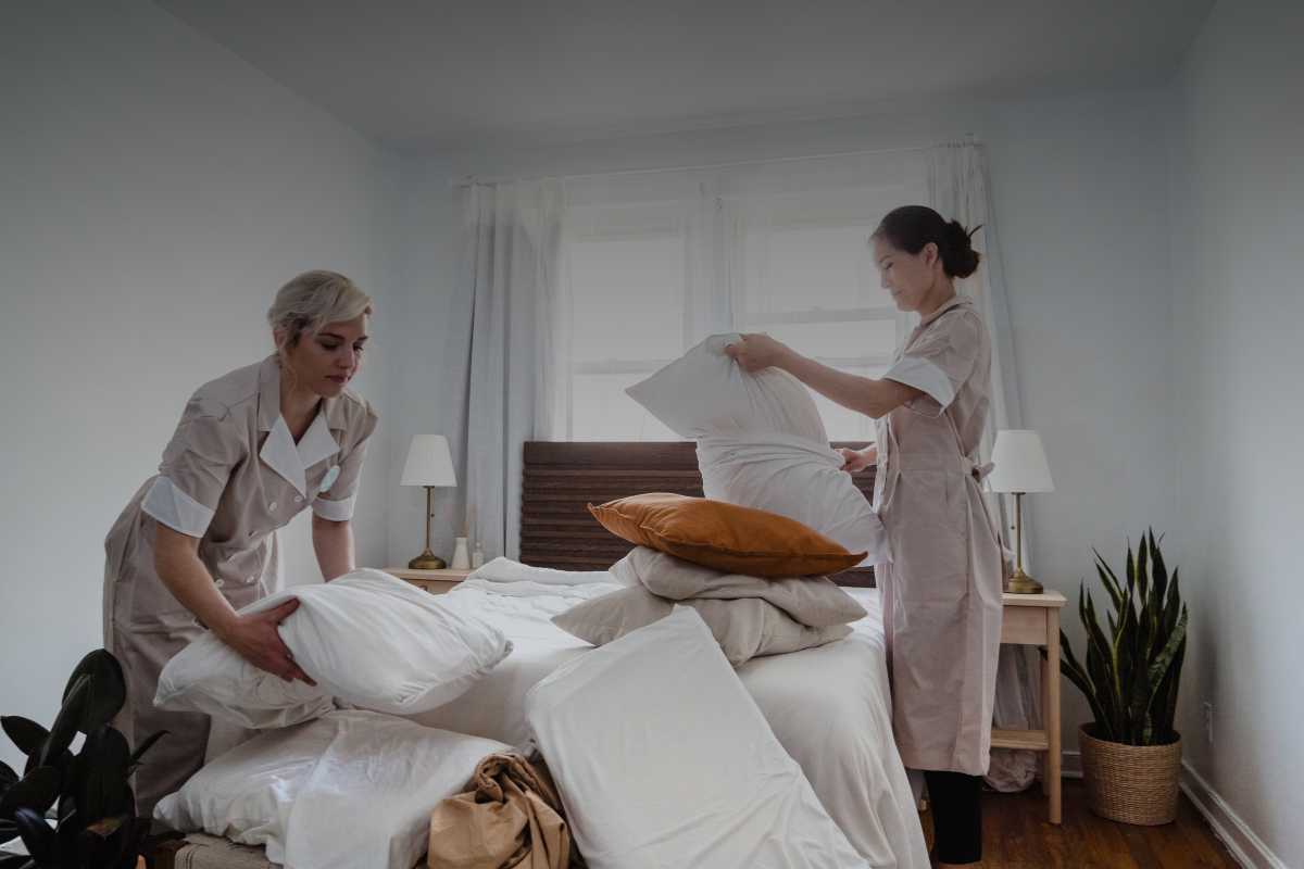 Sfide economiche per i lavoratori stagionali nel turismo: stipendi, costi e tutele