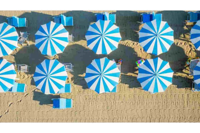 Spiaggia ombrelloni- Non giocare a racchettoni in spiaggia se non vuoi multe salate