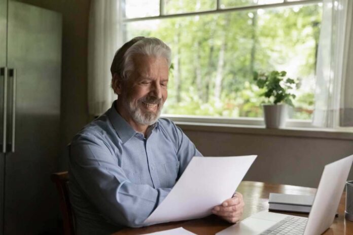 Uomo legge documento