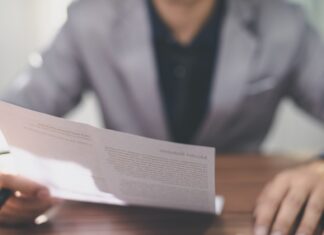 Uomo legge documento