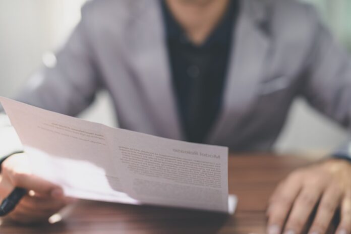 Uomo legge documento