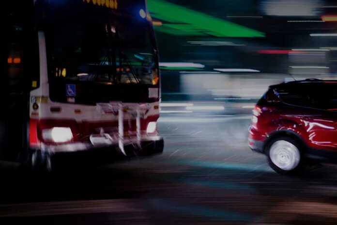 Corsie vuote e città addormentate: le storie nascoste di chi lavora nei trasporti notturni