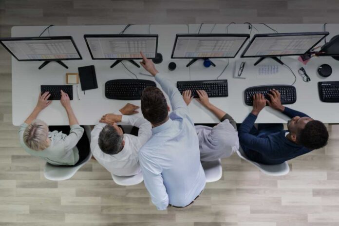 Dalle cuffie alla carriera: le strade (inaspettate) di crescita nei call center multilingue