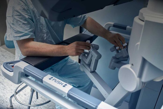 Lavoro e intelligenza artificiale applicata alla sanità: nuovi profili professionali e competenze richieste