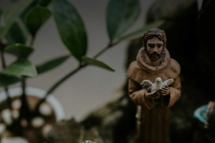 Pellegrini e comunità: come il turismo religioso sostiene l’economia locale