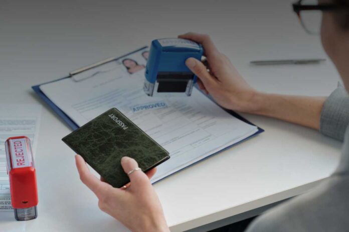 Tra emergenze, burocrazia e cittadini in difficoltà: la vita quotidiana nei consolati all’estero