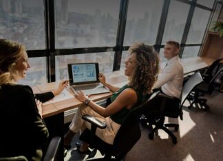 Come il lavoro ha plasmato l’architettura urbana: dalle fabbriche ai coworking