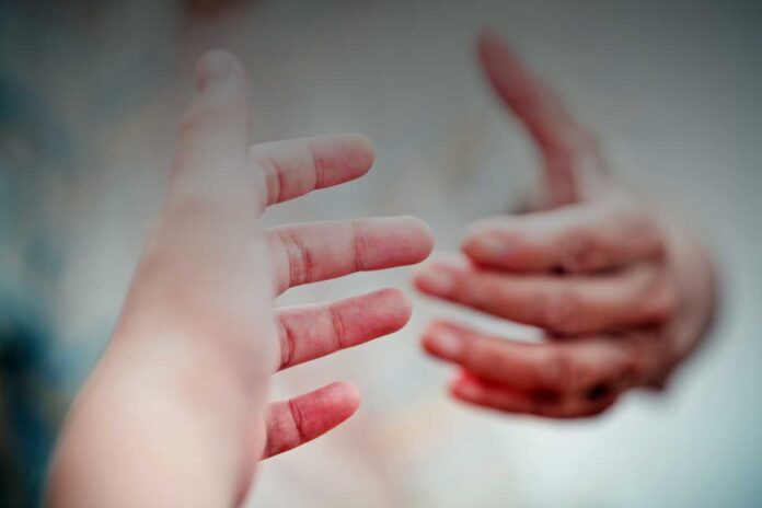 Il potere trasformativo della gratuità: come il dono cambia la società