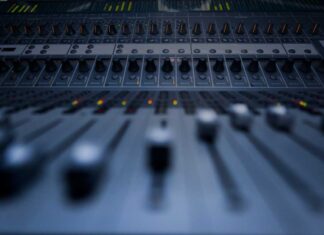 La digitalizzazione e il suo impatto sull’industria musicale: tra innovazione e nuove sfide La digitalizzazione e il suo impatto sull'industria musicale: tra innovazione e nuove sfide