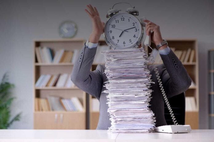 Quando l’umorismo supera la burocrazia aziendale: il potere di ridere al lavoro