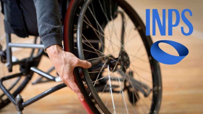 ruota di carrozzina e logo Inps i ritardi dell’INPS
