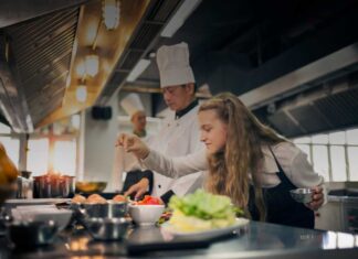 Apprendisti cuochi: viaggio nel dietro le quinte delle cucine Apprendisti cuochi: viaggio nel dietro le quinte delle cucine