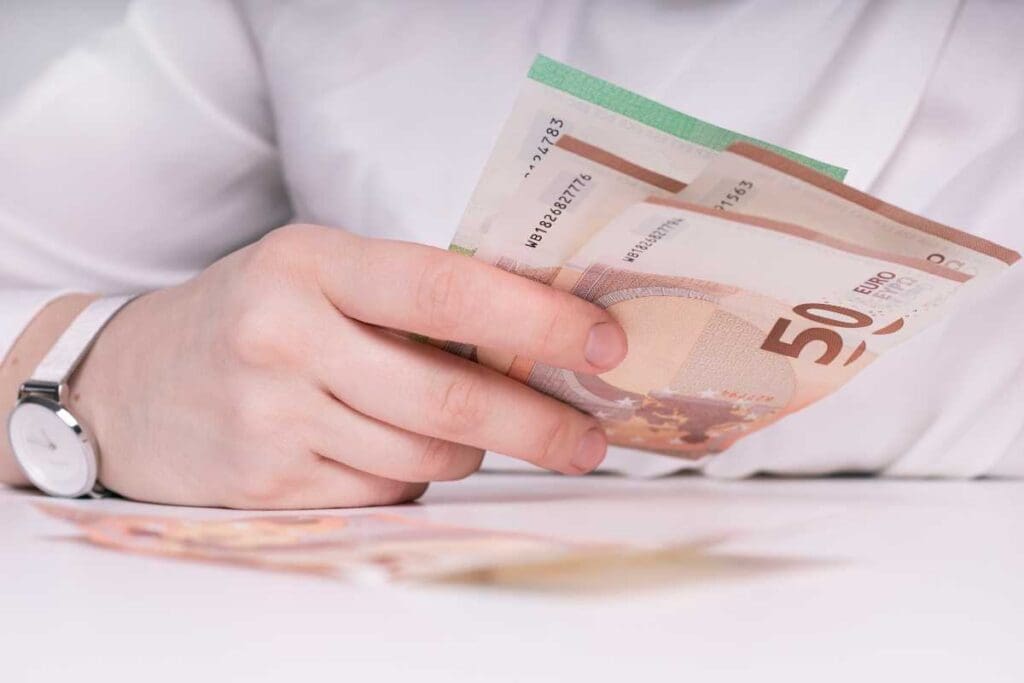 stipendi aumenti italia