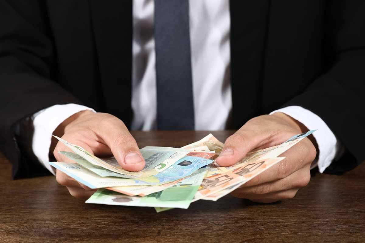 Euro stipendi aumenti italia