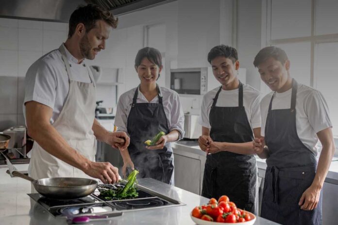 Lavoro e cucina: cuochi, apprendisti e brigate tra passione e sfruttamento