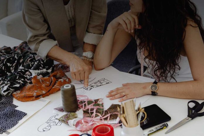 Lavoro e moda: storia e diritti di un’industria femminile e globale