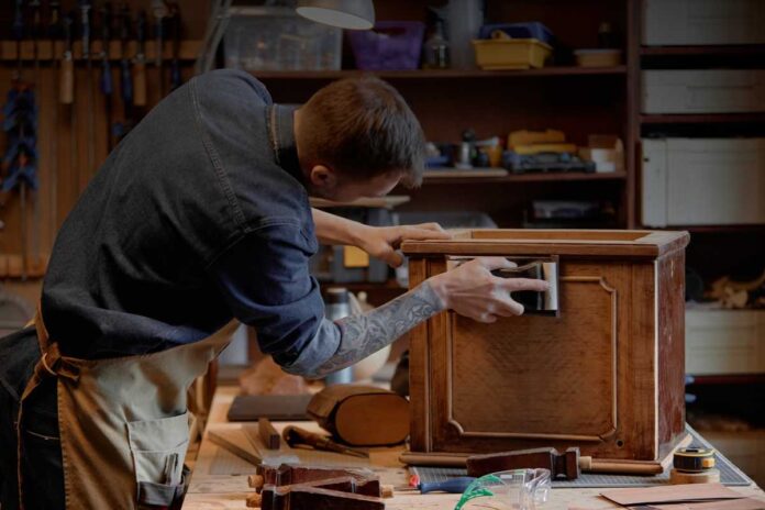 Le botteghe degli ebanisti: segreti, formazione e regole di un mestiere antico