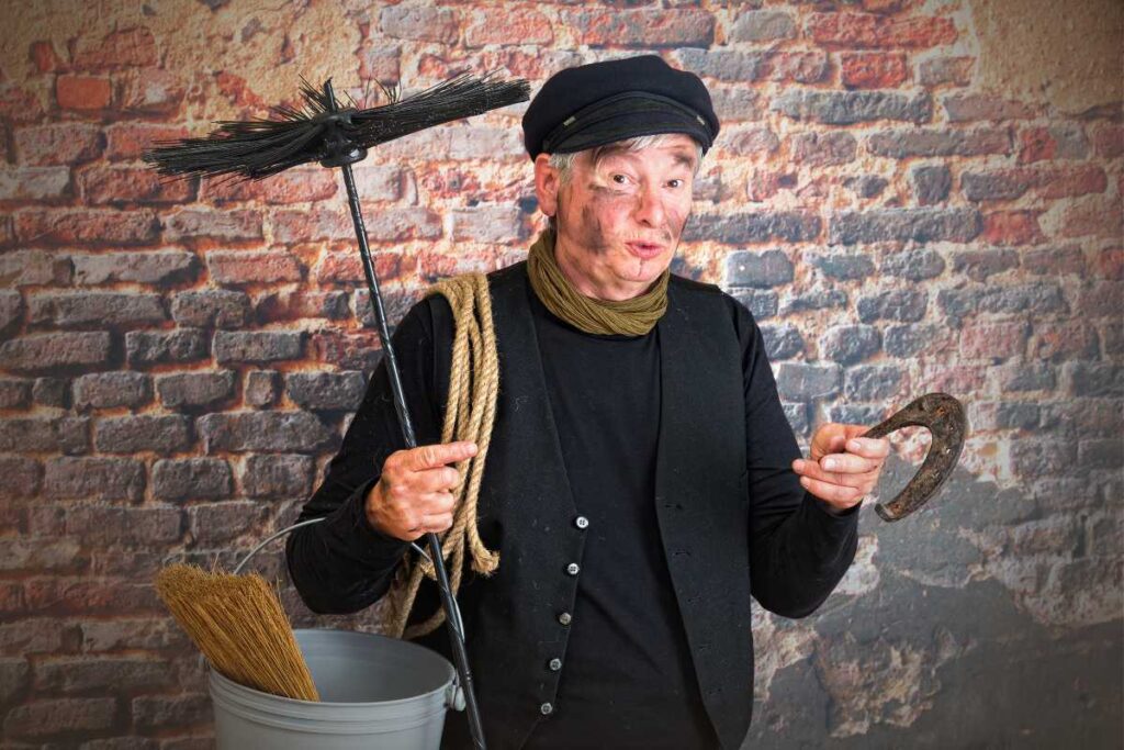 L'indispensabile lavoro degli spazzacamini