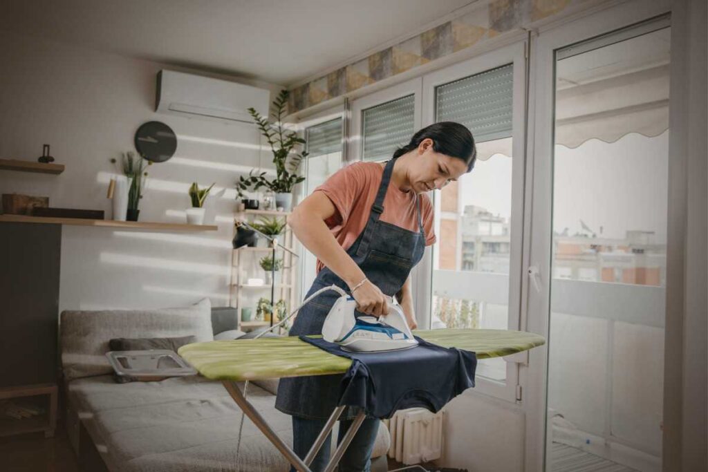 Modernità e lavori femminili considerati di basso valore