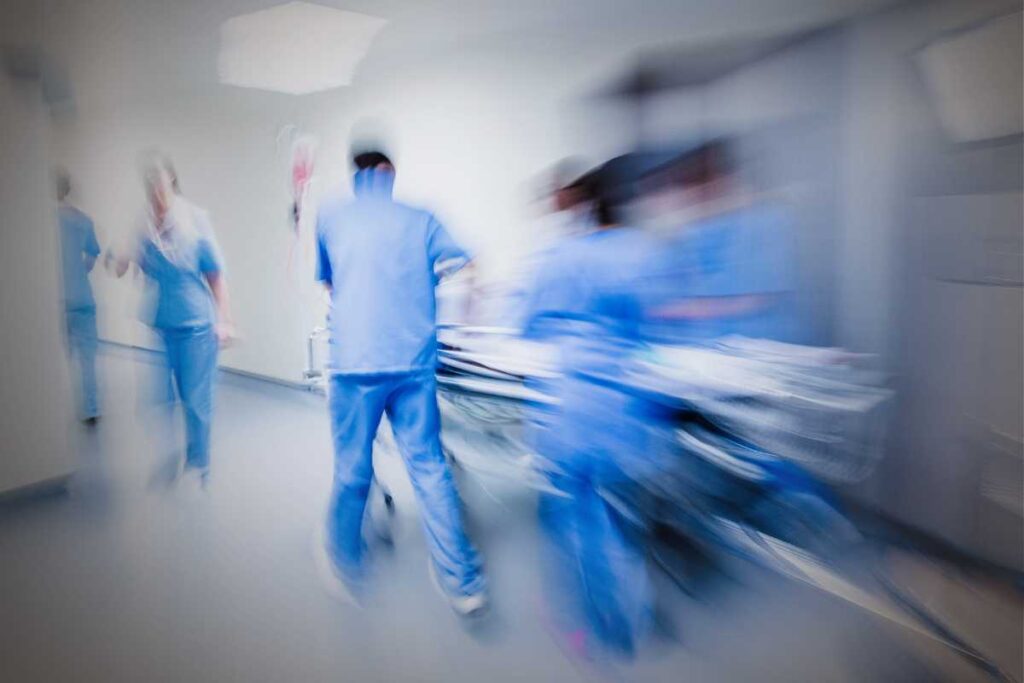 Tensioni sulle infrastrutture sanitarie durante picchi epidemici