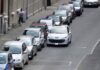 Multa in doppia fila? In questi casi puoi contestarla e non pagarla Una macchina parcheggiata in doppia fila