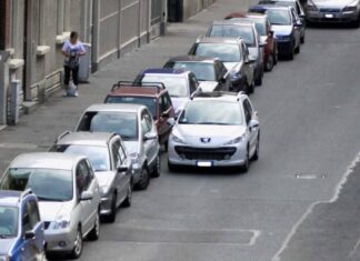 Multa in doppia fila? In questi casi puoi contestarla e non pagarla Una macchina parcheggiata in doppia fila